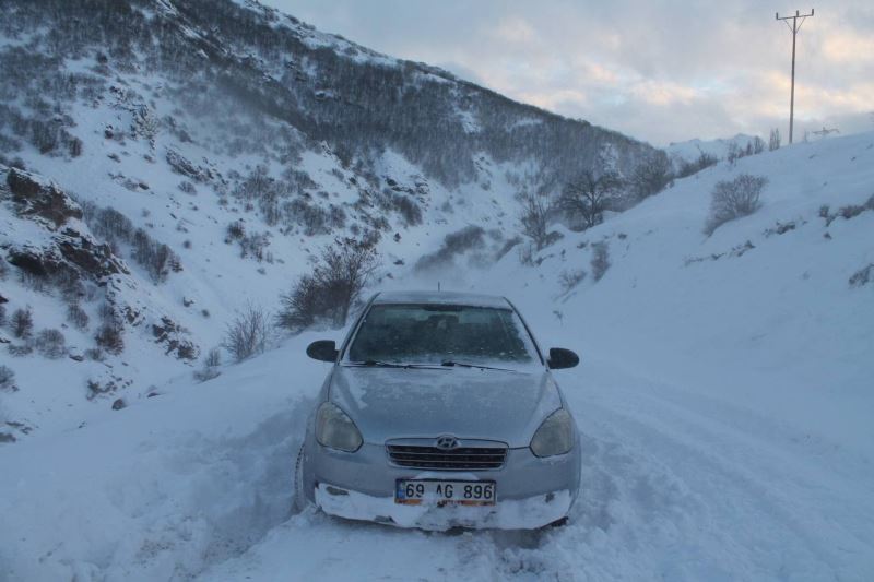 Bayburt’ta kar, tipide araçlarıyla mahsur kalan vatandaşlar kurtarıldı
