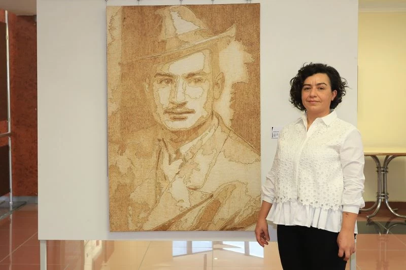 Kumaşları yakarak yaptığı portreleri beğeniye sundu
