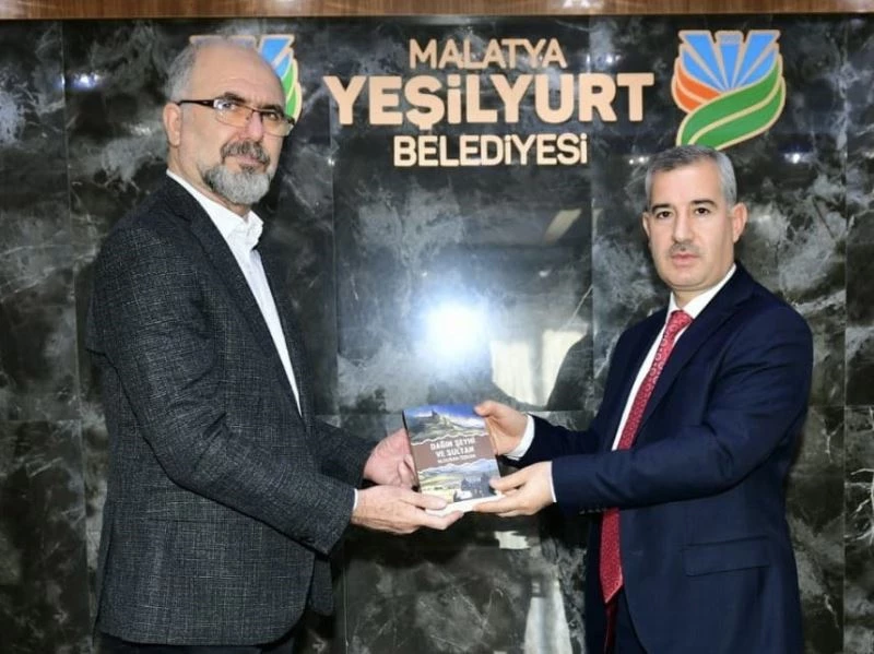 ‘Dağın Şeyhi ve Sultan’ okurlarıyla buluştu
