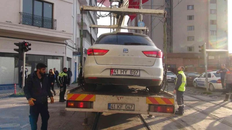 Tramvay ile otomobil çarpıştı, otomobilin içerisindeki 2 vatandaş yaralandı
