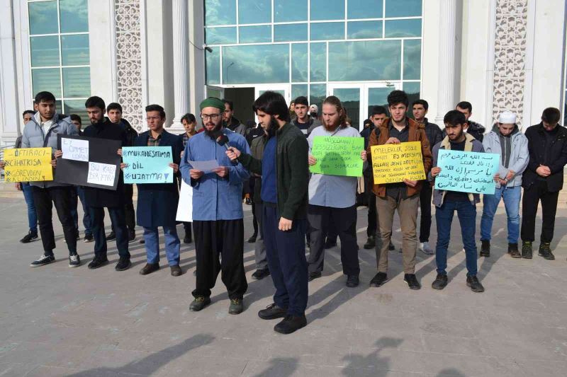 Yalova Üniversitesi öğrencileri, Cihad Kısa’yı protesto etti
