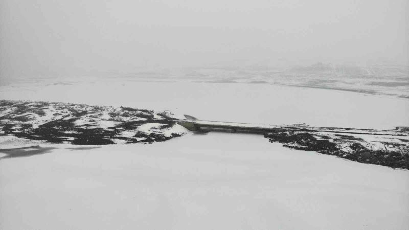 Alparslan-1 Barajı’nın yüzeyi kısmen dondu
