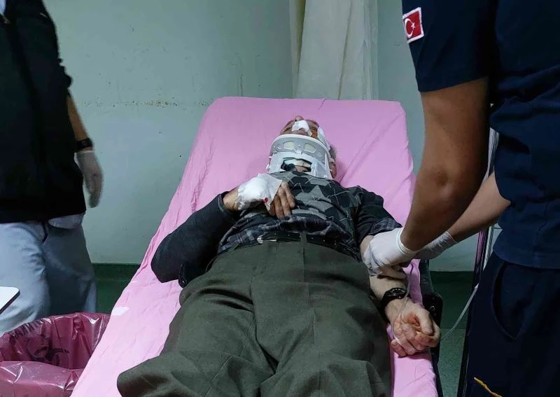 Dolmuştan inen yaşlı adama araç çarptı
