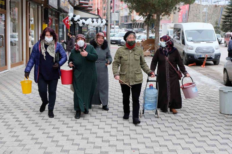 Su kesintilerini protesto için ellerinde kovalarla ve damacana ile belediyeye yürüdüler
