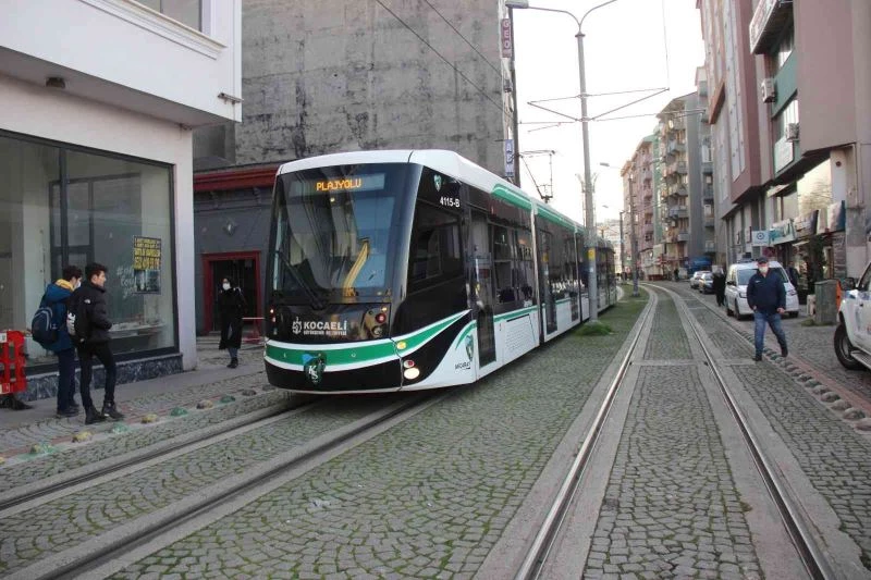 Kırmızı ışıkta geçen otomobil, tramvaya böyle çarptı
