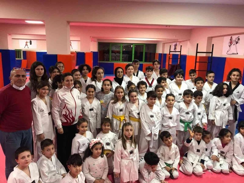 Burhaniye’de tekvandocu gençlere kuşak sınavı
