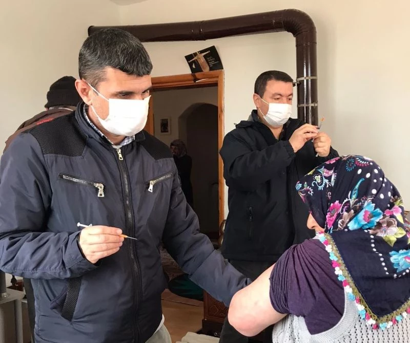Sağlık çalışanlarının köylerdeki aşı çalışması sürüyor
