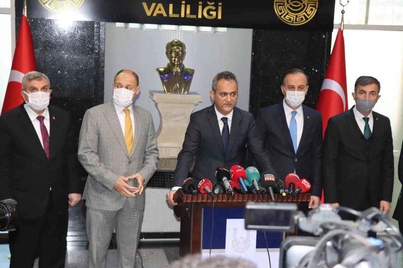 Milli Eğitim Bakanı Özer: “Okullarda alarma geçilecek bir durum yok”
