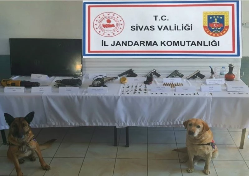 Jandarma’dan uyuşturucuya darbe, 7 kişilik uyuşturucu şebekesi çökertildi
