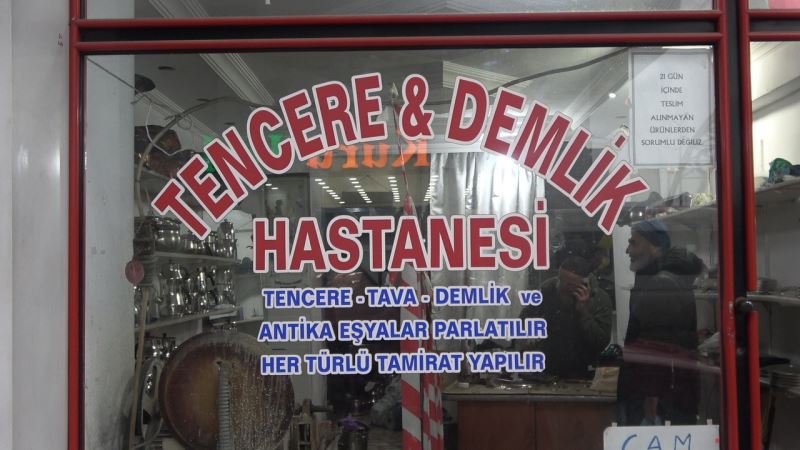 Açtığı ’Demlik ve Tencere Hastanesi’nde demlik ve tencereleri tamir ediyor
