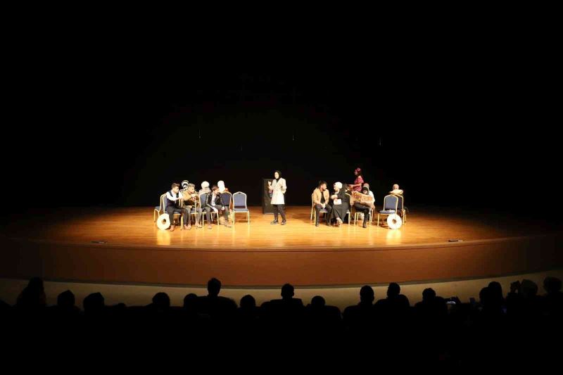 NEVÜ Öğrencileri ‘Ölüler Konuşmak İsterler’ Adlı Tiyatro Oyununu Sahneledi
