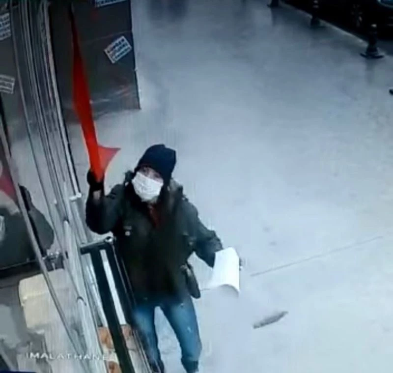 İş yerindeki Türk bayrağını indirmeye çalışan kadın kameraya yakalandı
