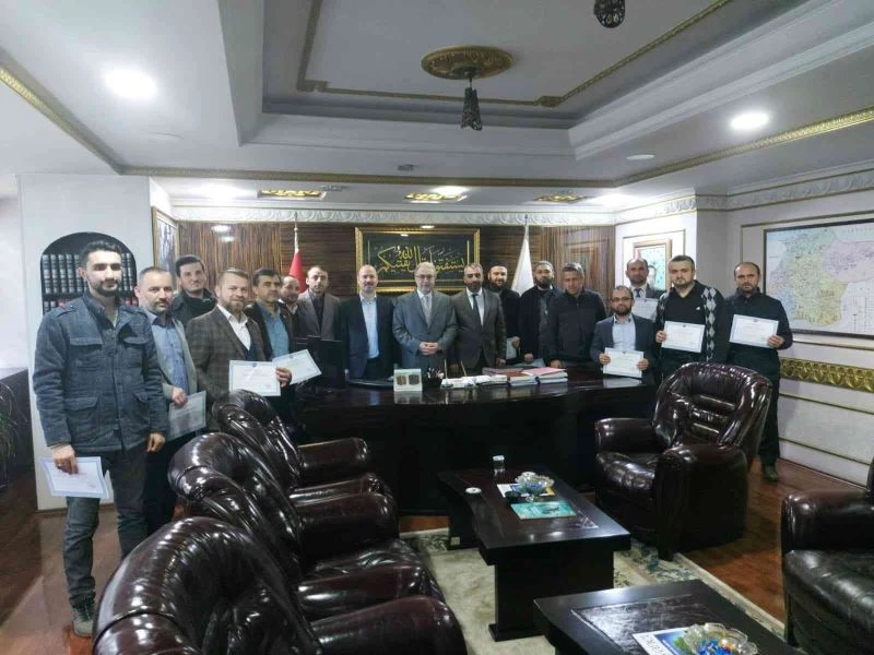 Kursu başarı ile bitirenlere belgeleri verildi
