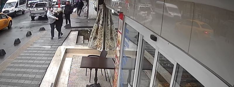 İstanbul’da kıskanç koca dehşeti kamerada: Yumrukladığı karısını merdivenlerden yuvarladı
