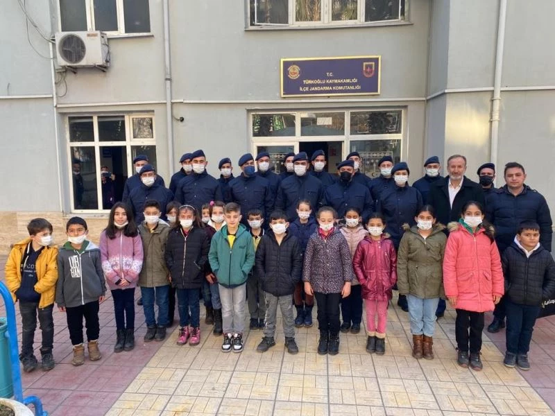 Miniklerden jandarmaya atkı hediyesi
