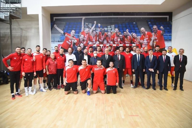 Başkan Vidinlioğlu’ndan A Milli Hentbol Takımına baklava ikramı