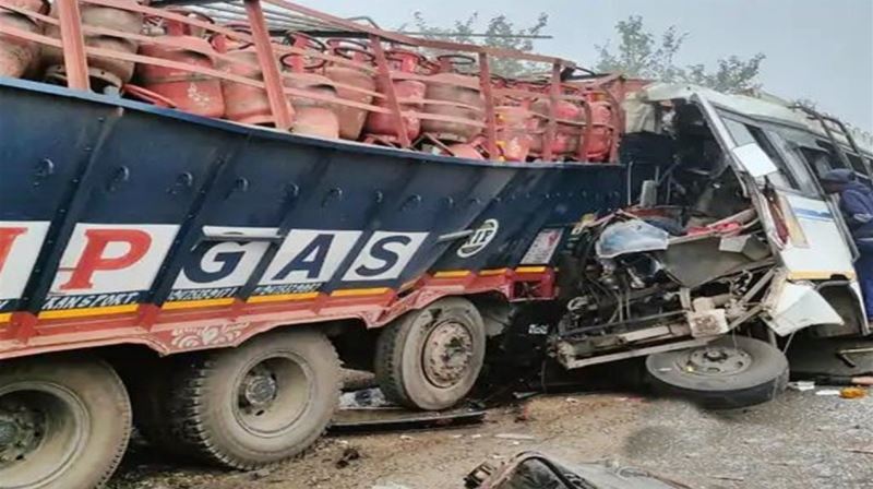 Hindistan’da yolcu otobüsü kamyonla çarpıştı: 16 ölü, 26 yaralı
