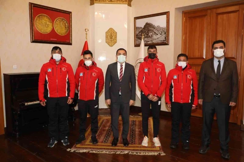 Vali Öksüz, başarılı kayakçıları kabul etti
