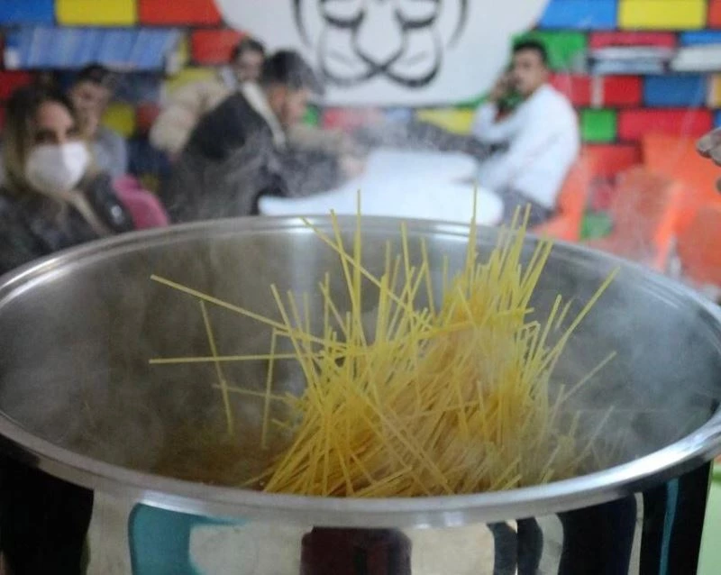 ’Dünya Spagetti Günü’nde tencereyle makarna yaptılar
