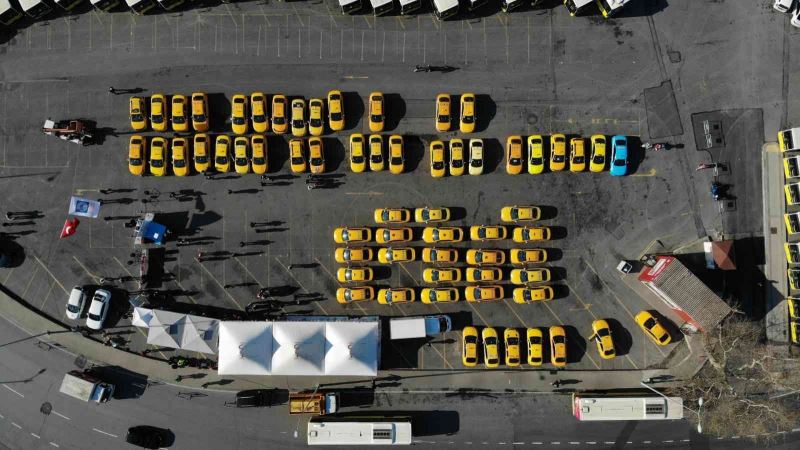 Yüzlerce taksici kontak kapatarak Üsküdar’da kan bağışında bulundu
