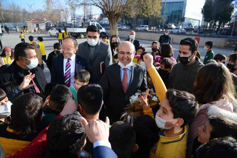 Belediye Başkanı Ekicioğlu, okul ziyaretleri ile talepleri yerinde alıyor
