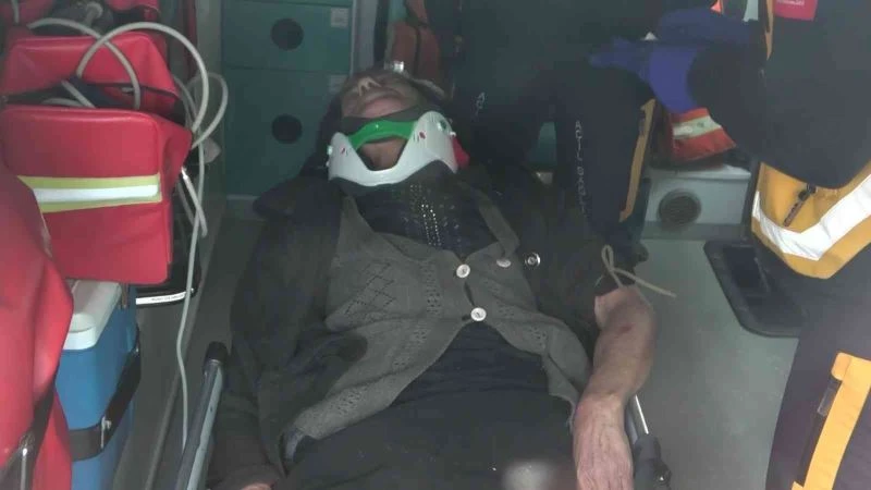 Cenazede dua okunurken kafasına beton parçası düştü
