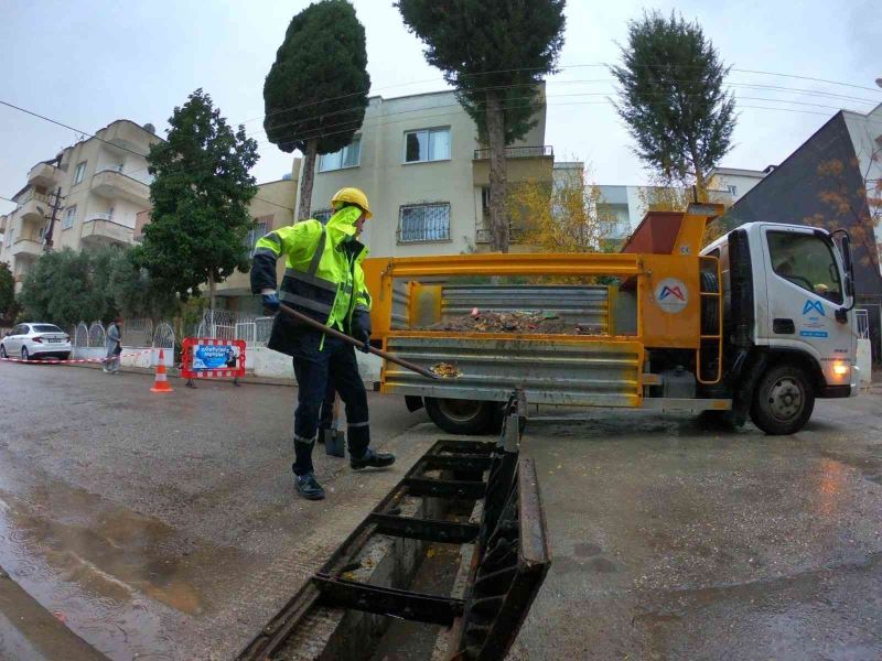 Yağışlara karşı menfez ve ızgaralar temizleniyor
