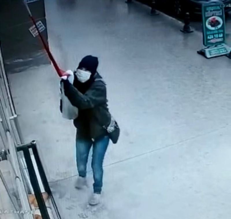 Türk bayrağına saldıran kadın hastanede gözlem altına alındı
