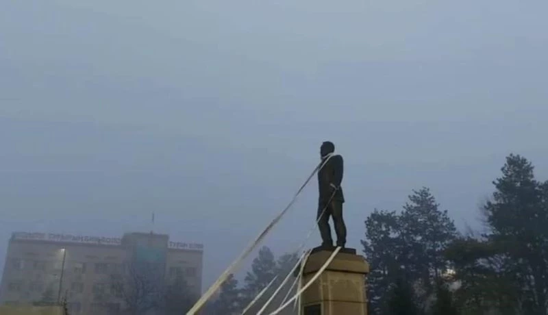 Kazakistan’da protestocular Nazarbayev’in heykelini yıkmaya çalıştı
