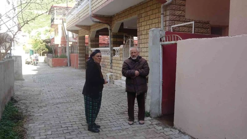 Yaşlı çiftin başına silah ve bıçak dayayıp evi soydular
