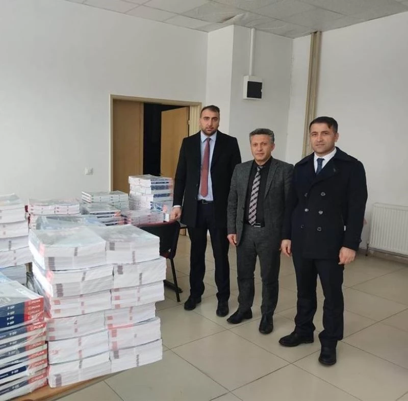 Eğitim gönüllüsü başkandan Adaklı ve Kiğı ilçelerine destek
