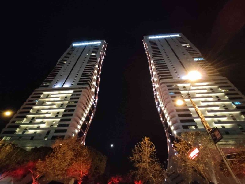 İzmir’de ikiz kulelerde yangın paniği: 3 yaralı
