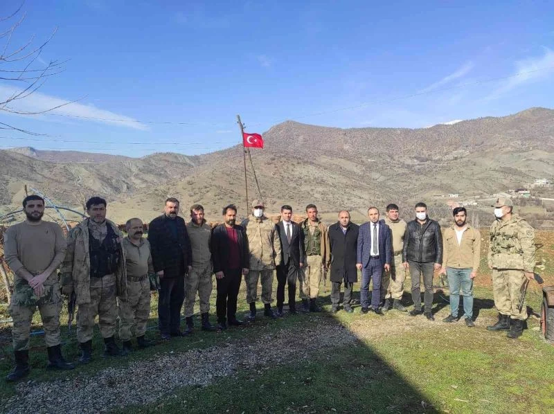 Güvenlik Köy Korucularına şehit yakınları ve gazilerden yağmurluk desteği
