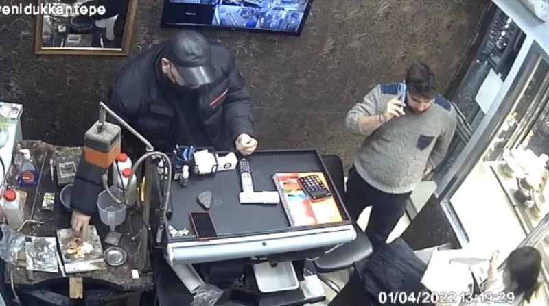 Kuyumcumun dalgınlığından yaralanan hırsız kaşla göz arasında 11 adet çeyrek altın çaldı
