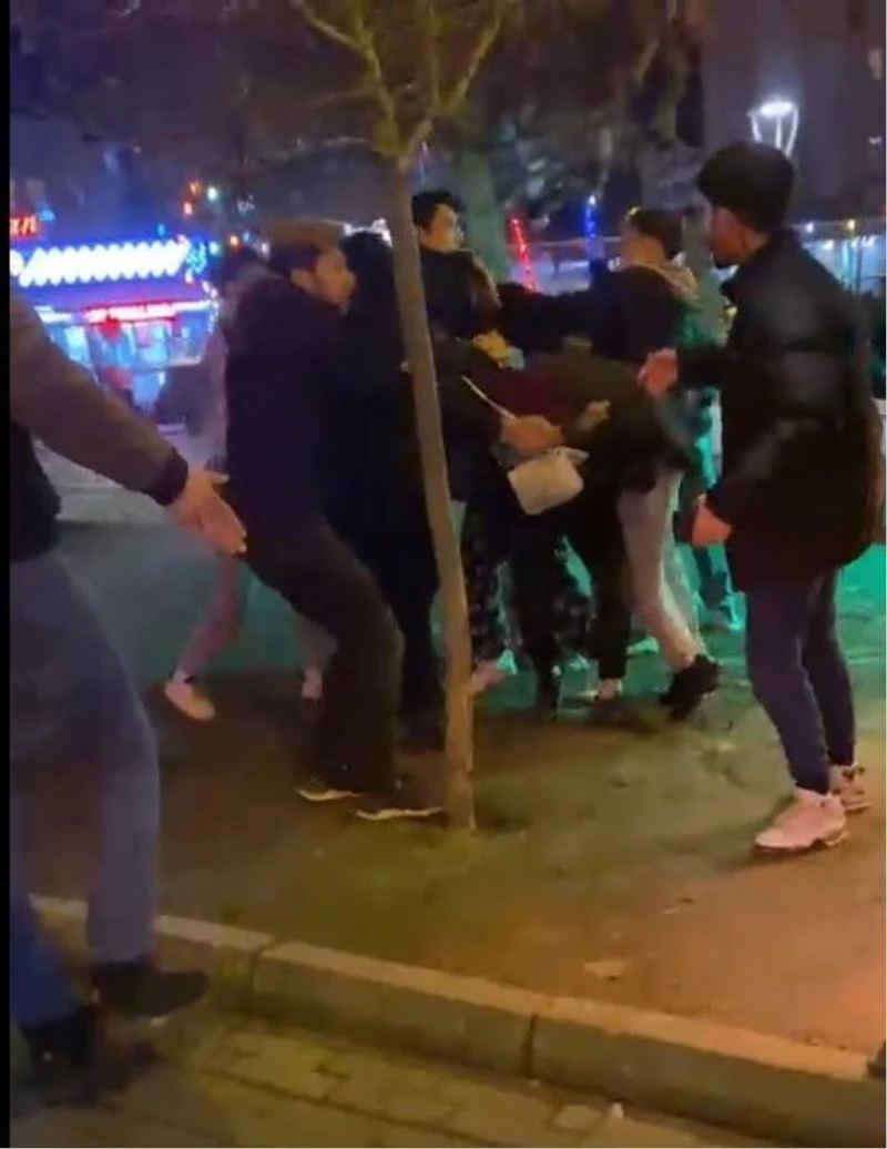 Sokak ortasında tekmeli yumruklu kavga
