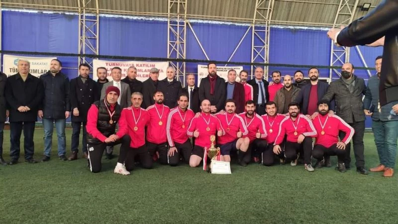 Bingöl’de kurum çalışanları, öğrenciler için forma terletti
