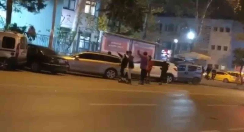 Şoföre kızan patenli gençler, halk otobüsünün camını patlattı
