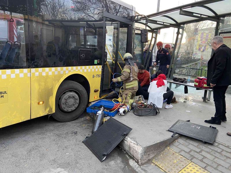 Eyüpsultan’da İETT otobüsü durağa daldı:2 yaralı
