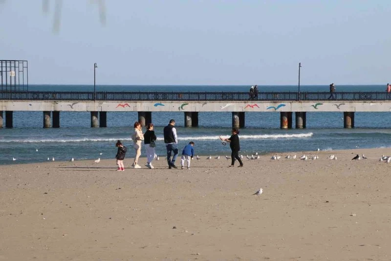 Samsun’da sıcaklık 20 dereceyi görünce sahiller şenlendi
