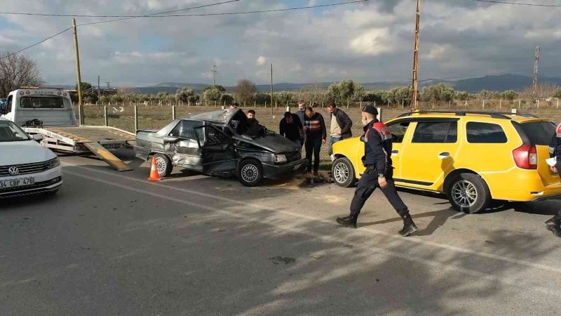 Tıra çarpan otomobil savrularak başka bir araca çarptı: 3 yaralı
