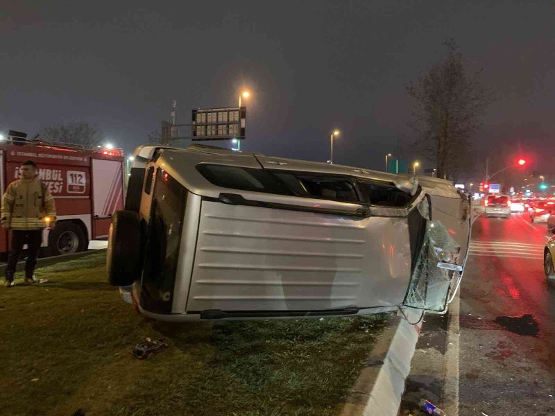 Bakırköy’de takla atan otomobilden burunları bile kanamadan çıktılar
