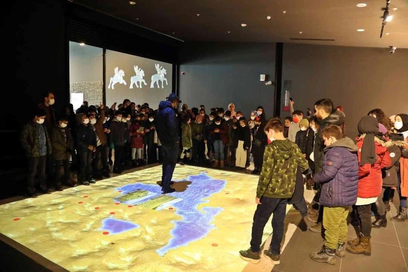 Vanlı öğrenciler kent tanıtım gezisinde doyasıya eğlendi
