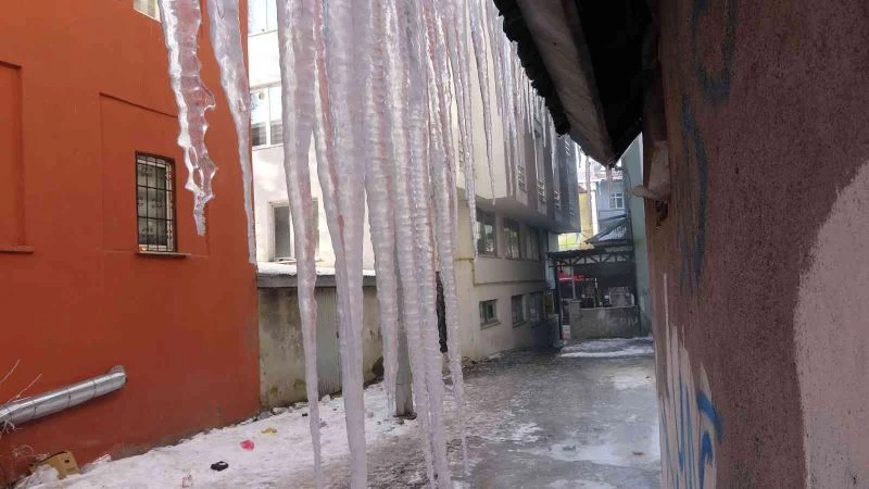 Sibirya soğukları ile donan Ardahan’da araçlar çalışmadı
