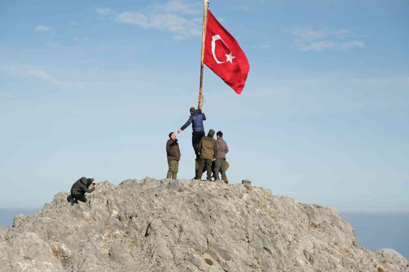 1517 metre rakımlı Spil Dağı zirvesinde kutsal görev
