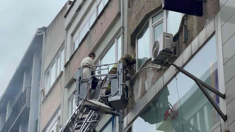 Şişli’de kumaş deposunda yangın paniği
