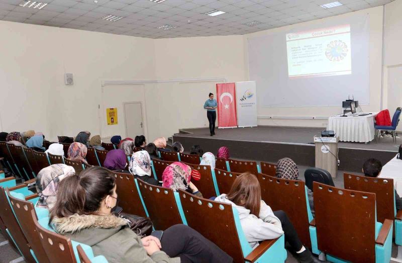 Van Büyükşehir’in aileleri bilinçlendirme seminerleri sürüyor
