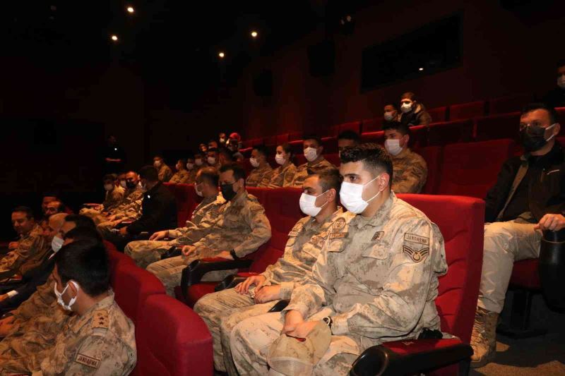 Jandarma personeli “Kesişme: İyi ki Varsın Eren” filmini izledi
