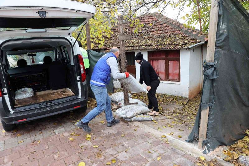 Büyükşehir’den ihtiyaç sahibi ailelere 250’şer kilo kömür yardımı
