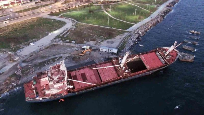 Kartal’da fırtınada yan yatan kuru yük gemisi parçalara ayrılıyor
