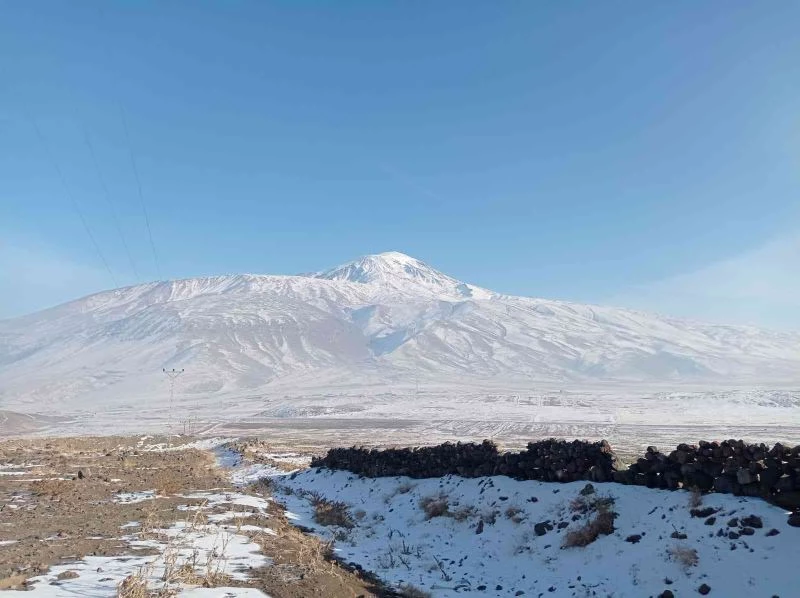Ağrı Dağı beyaz gelinliği ile görenleri büyülüyor
